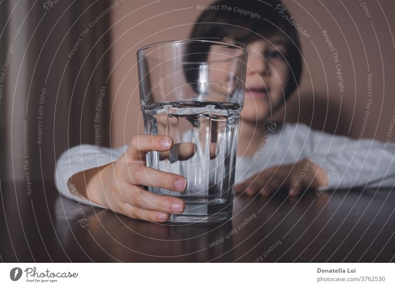 Kind mit Wasserglas Getränk groß Junge Kaukasier Kindheit Sauberkeit Nahaufnahme niedlich täglich Diät trinken Auge Gesicht Finger frisch Glas Hand Gesundheit