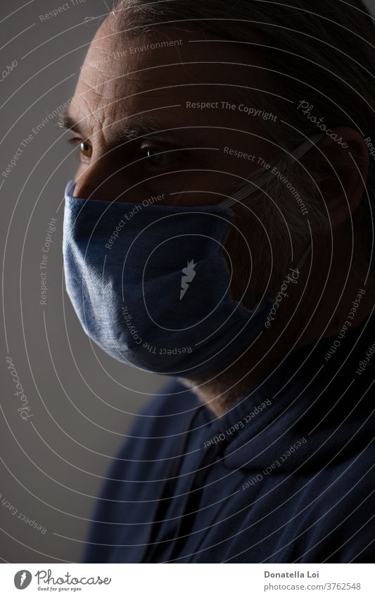 Bildnis eines Mannes mittleren Alters mit Schutzmaske Bakterien abschließen Erkältung Konzept ansteckend Coronavirus covid-19 Krankheit Seuche Gesicht Fieber