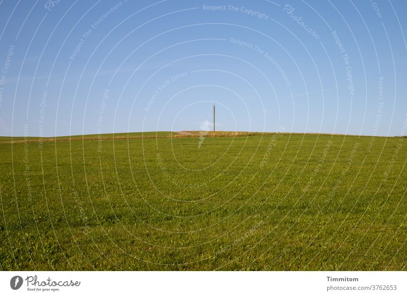 Funkmast auf einer Wiese grün Himmel blau Hügel Landschaft Menschenleer Schönes Wetter Tag Umwelt Technik & Technologie