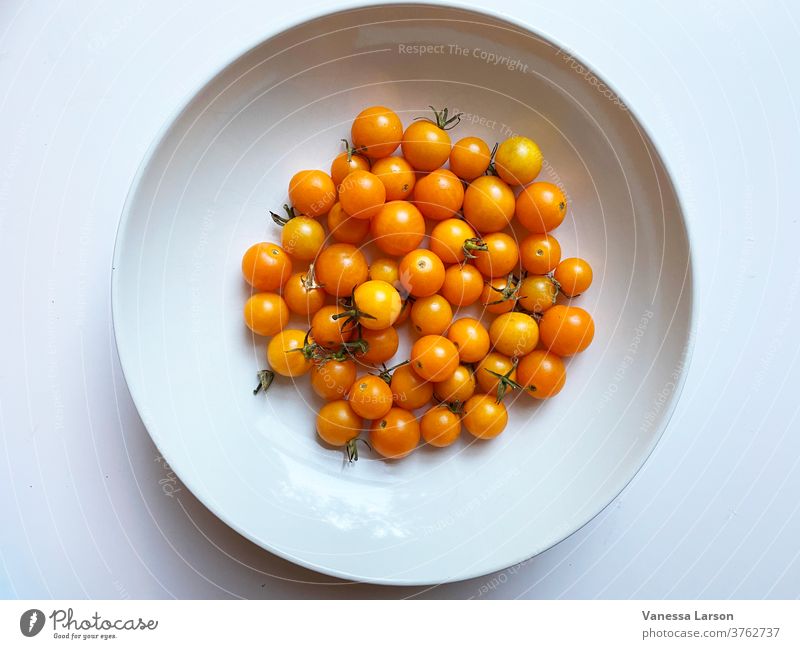 Sonnengetrocknete Kirschtomaten in weißer Schale Tomaten Sommeressen Zutaten Nahaufnahme Gemüse roh frisch