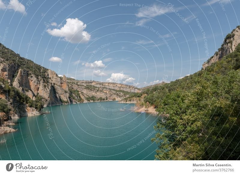 Blick auf die Schlucht Congost de Mont-rebei in Katalonien, Spanien im Sommer 2020 grün natürlich Abenteuer Hintergrund schön Schönheit blau katalonien spanien