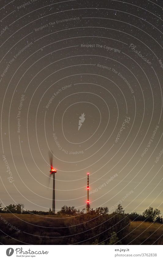 Windrad und Sendeturm bei Nacht Funkmast Funkturm Nachtaufnahme Sternenhimmel Hornisgrinde Schwarzwald Himmel Menschenleer Nachthimmel Energie