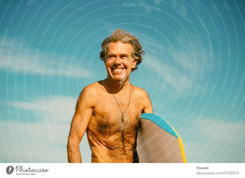 reifer surfer beim surfen an der küste des baskenlandes, spanien Senior Mann praktizieren Wasser Menschen Erwachsener Surfer Brandung Holzplatte Surfbrett
