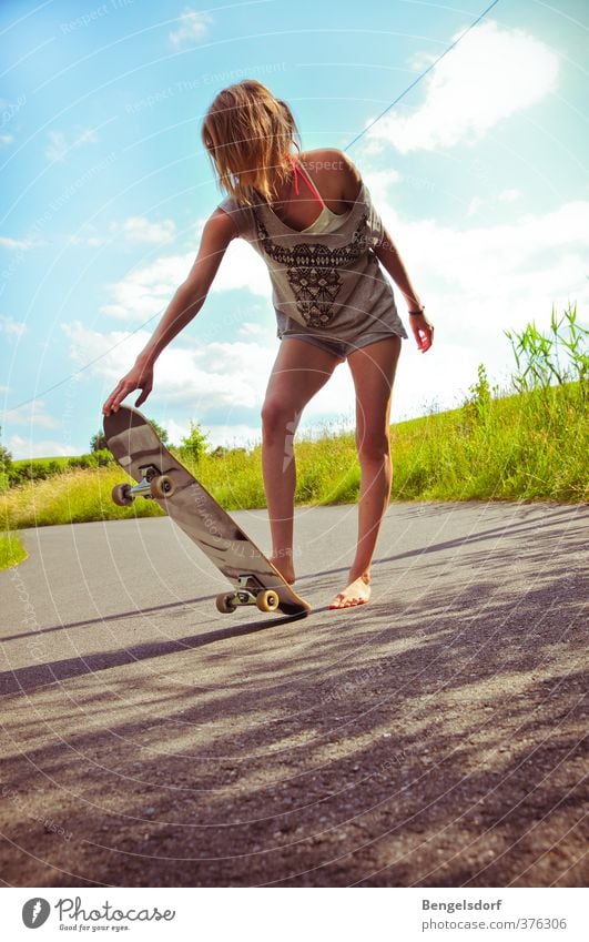 Skate, baby! Freizeit & Hobby Skateboarding Sport Mensch feminin Junge Frau Jugendliche 1 T-Shirt Jeanshose Bikini Barfuß blond Bewegung rebellisch sportlich