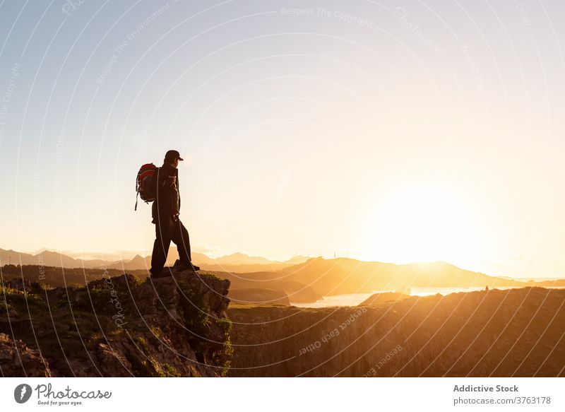 Unerkennbar reisender Mann auf Hügel bei Sonnenuntergang Wanderer Rucksack Berge u. Gebirge bewundern Urlaub Trekking männlich Felsen erstaunlich