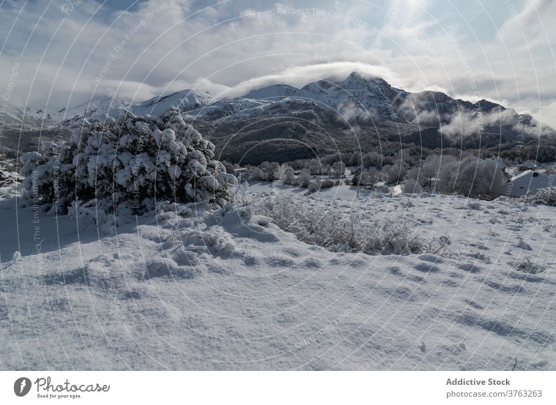 Verschneiter Bergkamm im Winter Berge u. Gebirge Ambitus Schnee wolkig Himmel Nebel dramatisch Hochland Landschaft erstaunlich Pyrenäen Huesca Spanien