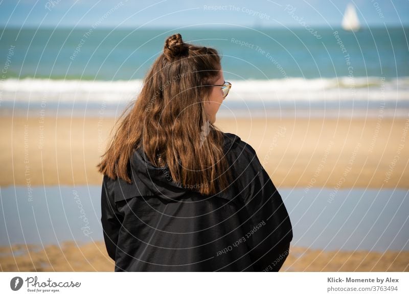 Mädchen am Strand Meer Sand Sommer Urlaub Reisen Teenager Wasser Erholung Rücken hinten lange Haaare Mensch Natur jung Den Haag Stadtstrand Wellen