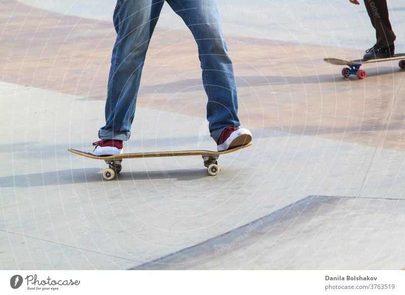 Junger Mann übt auf dem Skateboard im Skatepark Aktion aktiv Athlet sportlich Holzplatte Boarding lässig Wettbewerb Kultur Schiffsdeck dynamisch Energie extrem