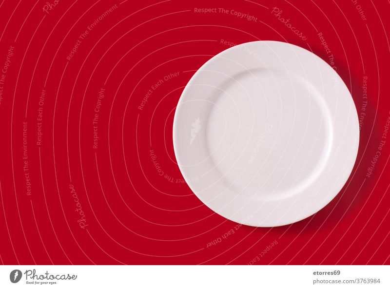 Weiße Platte auf rotem Hintergrund Weihnachten Konzept copyspace Geschirr Abendessen leer Attrappe Objekt okate weiß