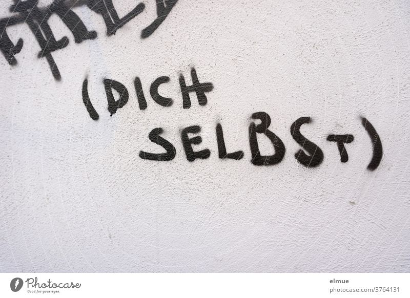"... DICH SELBST" hat jemand als aggressive Botschaft in schwarzen Druckbuchstaben an die graue Wand geschrieben dich selbst Jugendsprache Schmiererei