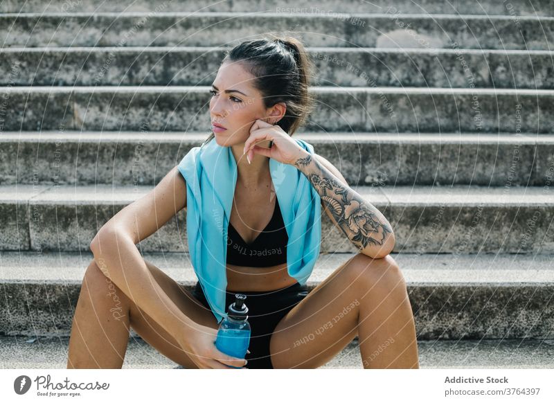Müde Sportlerin trinkt Wasser auf der Treppe Training ruhen aktualisieren Schritt müde Übung Pause Hydrat Erfrischung Getränk Straße Frau Athlet trinken