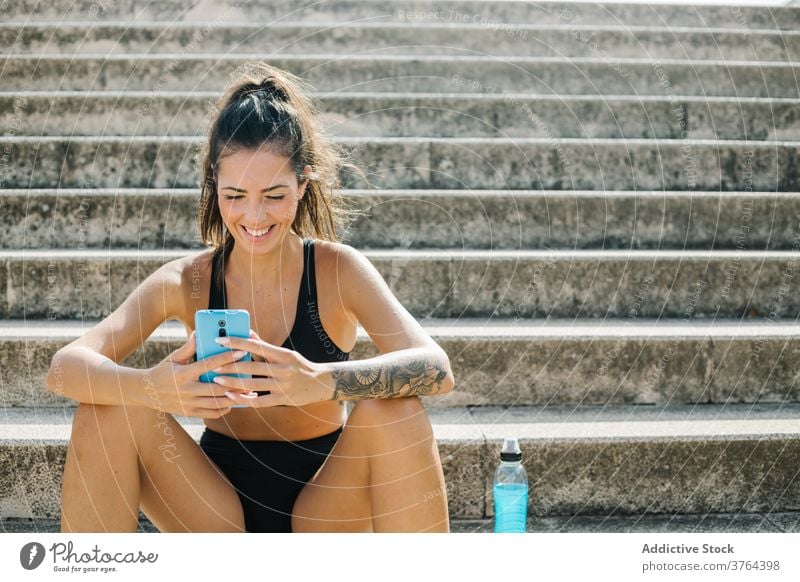 Sportlerin mit Mobiltelefon auf der Treppe Smartphone ruhen Training Apparatur Athlet Frau benutzend Mobile Telefon Gerät sich[Akk] entspannen urban Funktelefon