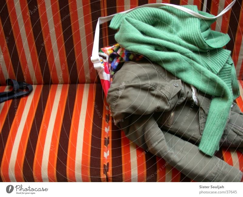 Paarungszeit Bekleidung mehrfarbig Jacke Tasche Strickjacke Streifen Möbel Symbiose Dinge Bank Farbe modern Kreativität Häusliches Leben