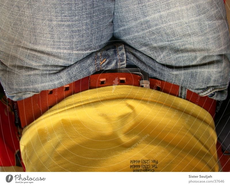 Einblick T-Shirt Gürtel gelb Mensch Jeanshose Detailaufnahme