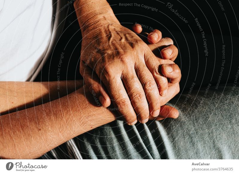 Nahaufnahme von zwei alten Händen, die eine junge Hand an filmischen Tönen packen Unterstützung Gemeinschaft Frauen Freundschaft Großeltern Händchenhalten