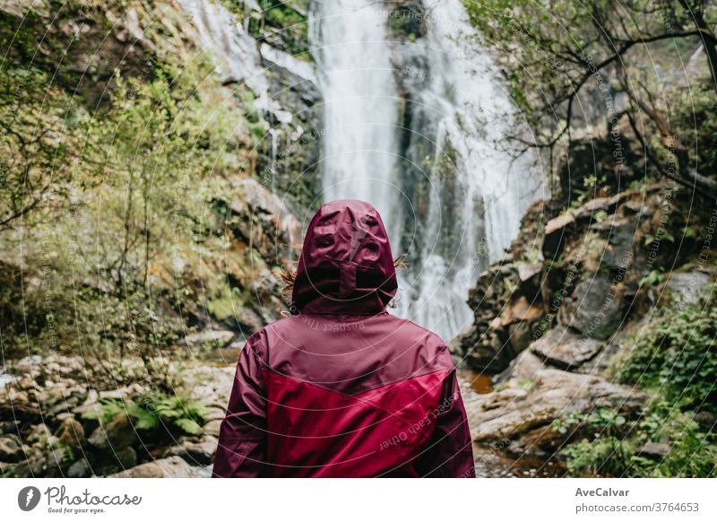Junge Wanderin vor einem Wasserfall Natur Panorama Ansicht im Freien Herausforderung Landschaft frohlockend Lifestyle geologisch Frau Gipfel wandern