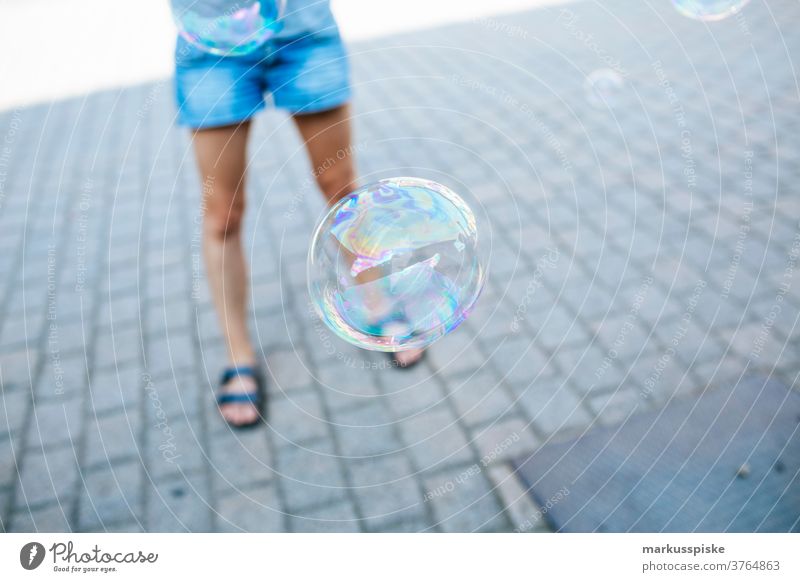 Seifenblase weg Ball Schlag Blasen Kind kreisen übersichtlich Wolken wolkig Fliege Spaß leuchtend Spiegelung optische Reflexion außerhalb spielen Spielplatz