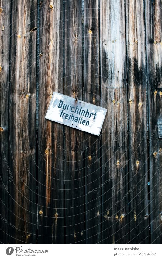 Durchfahrt freihalten Holz Tor verwittert Altholz Scheune Garage