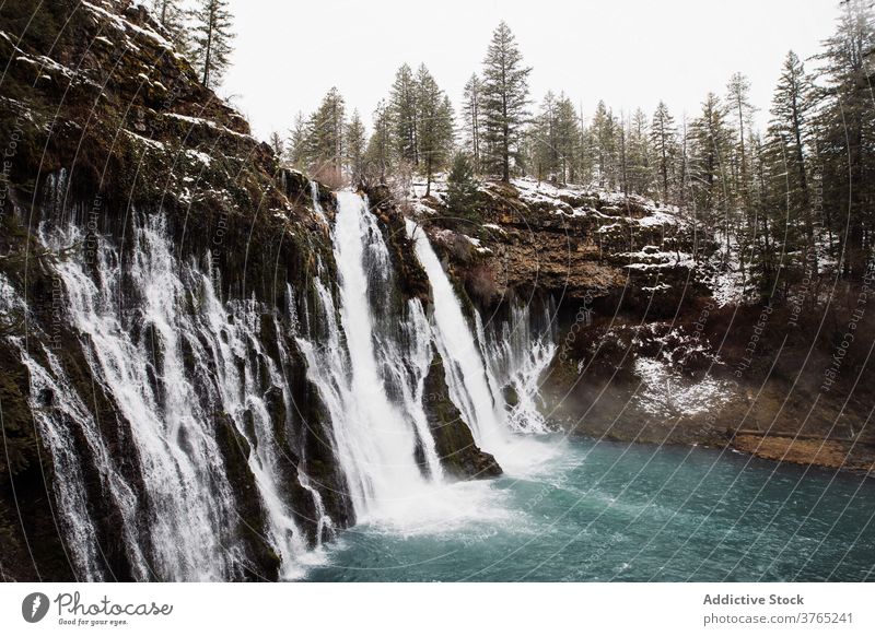 Wasserfall in verschneiten bergigen Wald im Winter Tag Schnee fließen Natur Landschaft Pool kalt strömen malerisch reisen Tourismus USA Vereinigte Staaten
