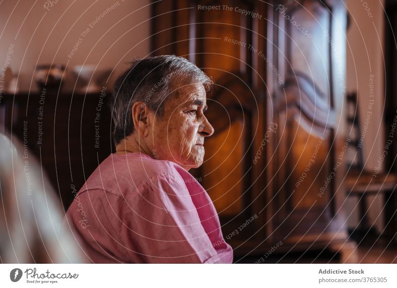 Ältere Frau sitzt allein auf dem Sofa zu Hause alt Einsamkeit im Innenbereich Alzheimer mental Gesundheit eine Person Ruhestand Gedächtnis gealtert