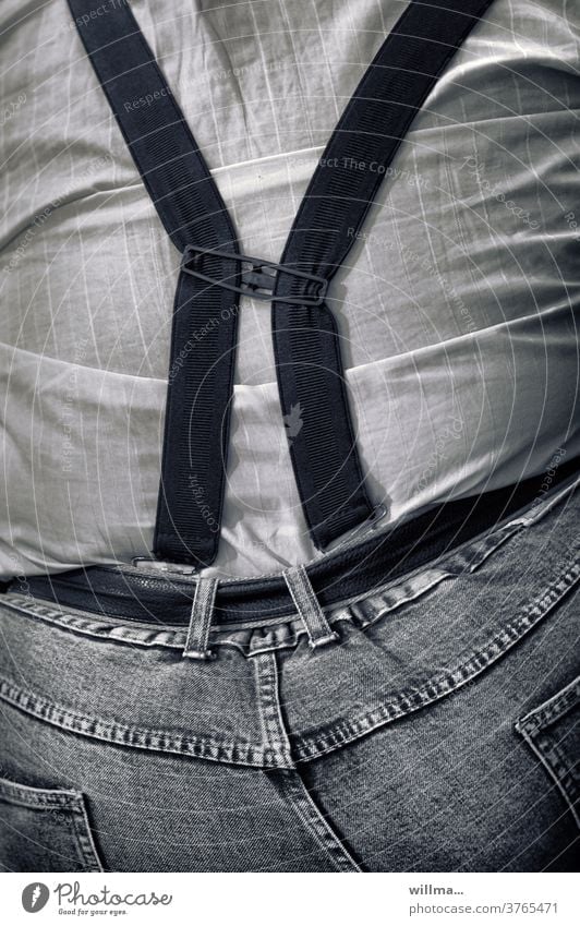 Neue Trends auf der Beleibtheitsskala Übergewicht Hosenträger Gürtel Rückansicht Rücken beleibt dick Jeans Fettleibigkeit Hemd Mensch Person Mann sw zu eng
