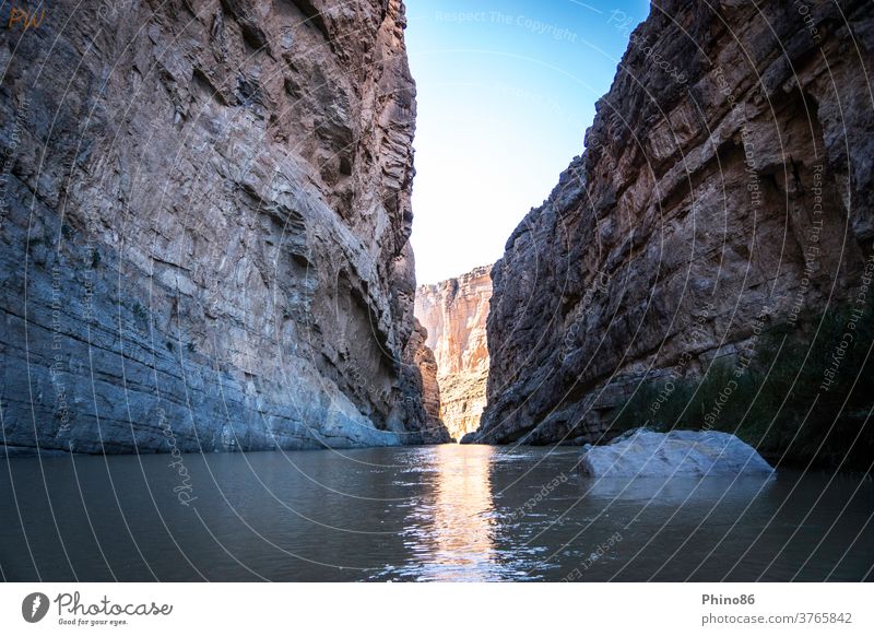 Zwischen den Staaten - links Mexiko, rechts USA - kann man im Big Bend Nationalpark stehen, wo der Rio Grande über die Jahrhunderte den Santa Elena Canyon formte und die beiden Nachbarländer voneinander trennt.