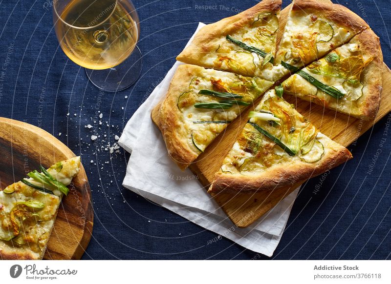Draufsicht auf die vegetarische Pizza Zucchini Zwiebel Vegetarier blau Orangenwein Käse Kruste Salz Italienisch Küche Lebensmittel Mahlzeit Flachlegung Overhead