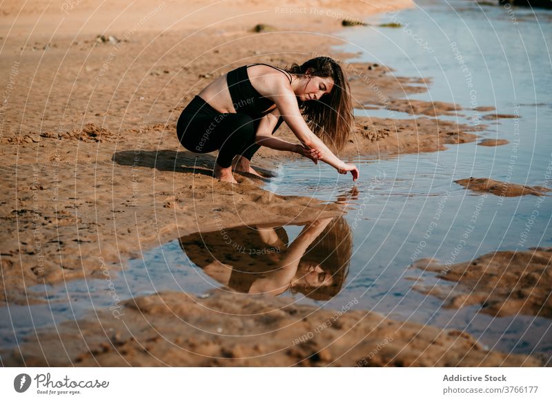 Ruhige Frau wäscht Arme im Fluss übersichtlich Waschen Wasser Sauberkeit Sommer ruhig Strand Ufer Bach Küste idyllisch friedlich Gelassenheit tagsüber