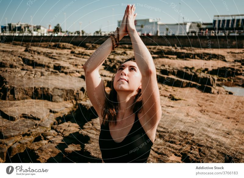 Frau übt Yoga am felsigen Strand Namaste Pose üben Asana Sommer beten gestikulieren Windstille Harmonie friedlich Wellness Gelassenheit Konzentration Zen Natur
