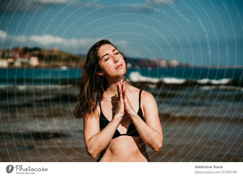Schlanke Frau macht Yoga am Strand Asana üben schlank ruhig Meeresufer MEER Bikini Meereslandschaft Wellness friedlich Zen Körperhaltung Natur Wohlbefinden