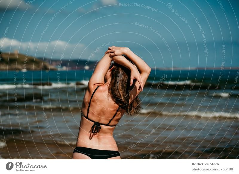 Schlanke Frau macht Yoga am Strand Asana üben schlank ruhig Meeresufer MEER Bikini erstaunlich Meereslandschaft Wellness friedlich Zen Körperhaltung Natur