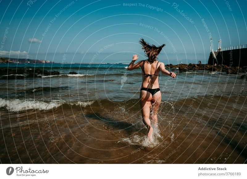 Anonyme sorglose Frau, die im Meerwasser läuft laufen MEER Spaß haben platschen Wasser Sommer Urlaub Feiertag Bikini seicht Resort sich[Akk] entspannen