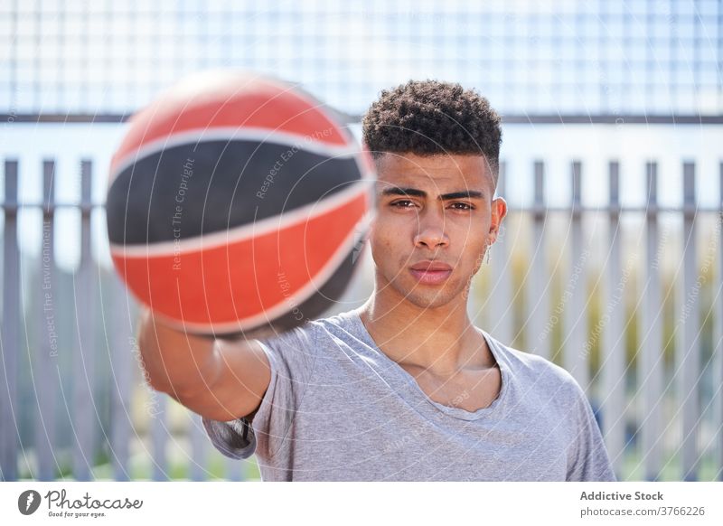 Selbstbewusster schwarzer Basketballspieler mit Ball Spieler selbstbewusst Mann Bestimmen Sie Sportpark Gericht Sommer Sportler männlich ethnisch Afroamerikaner
