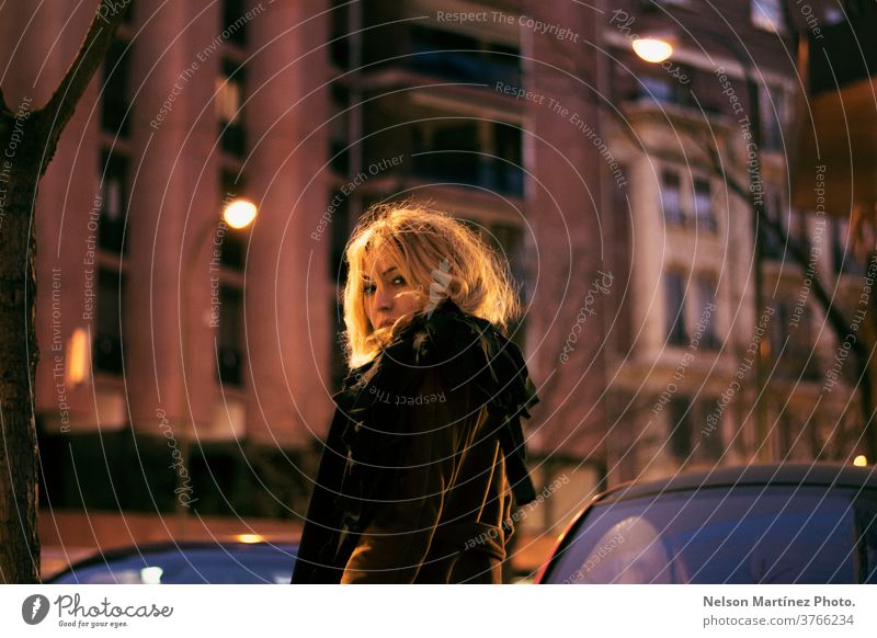 Porträt einer schönen kaukasischen Frau in der Stadt. urban blond Kaukasier attraktiv Mode weiß Stil Lifestyle Mensch Gesicht natürlich ernst Einsamkeit stark