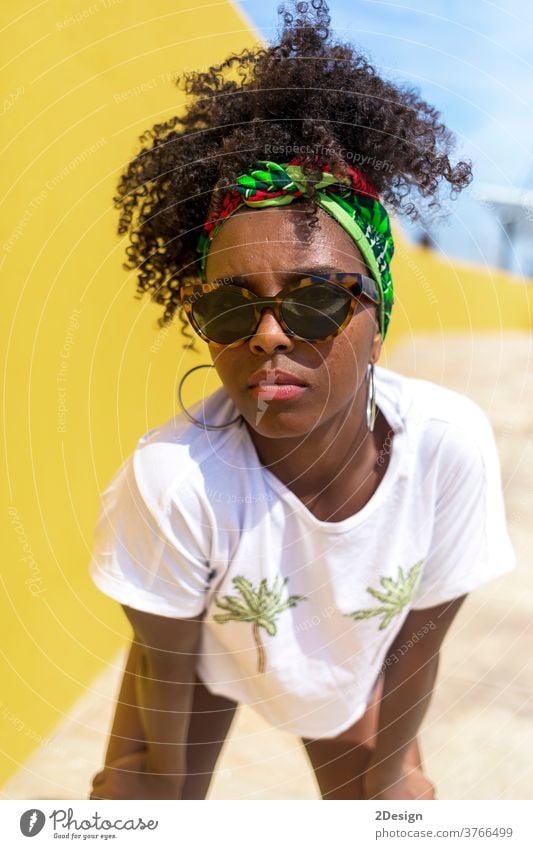 Attraktive junge afroamerikanische Frau mit Sonnenbrille und Stirnband Afro-Look Behaarung 1 schwarz modisch Frisur lockig Mode Dame Person schön Mädchen