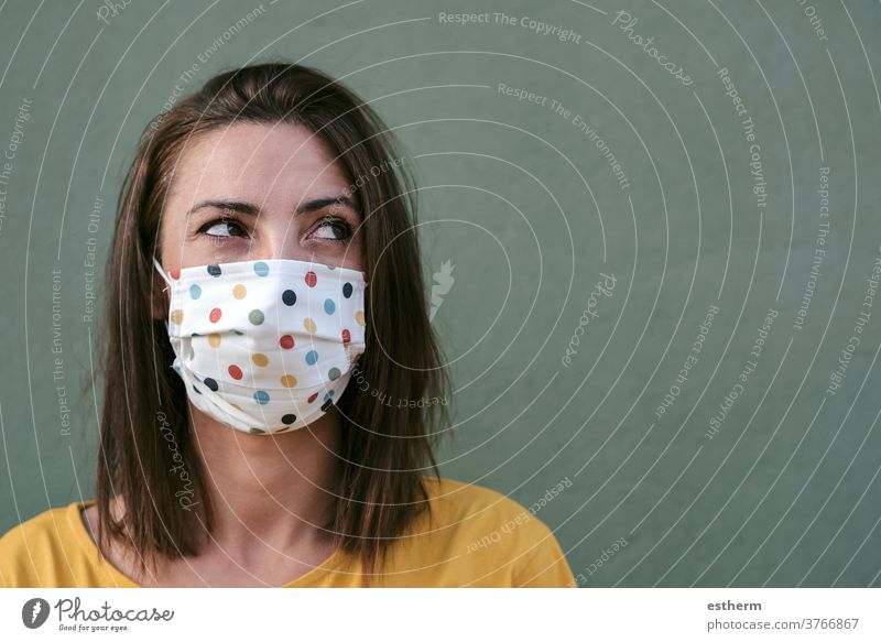 Nahaufnahme einer jungen Frau mit medizinischer Maske Coronavirus Junge Frau Virus Seuche Pandemie Quarantäne covid-19 Symptom Medizin Gesundheit Mundschutz