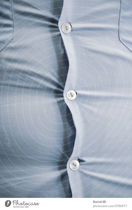 dicker Mensch - Hemd zu eng Übergewicht Dick Knöpfe Bauch platzen reißen sprengen Diät Fett Gewicht dicker Bauch zunehmen Mann
