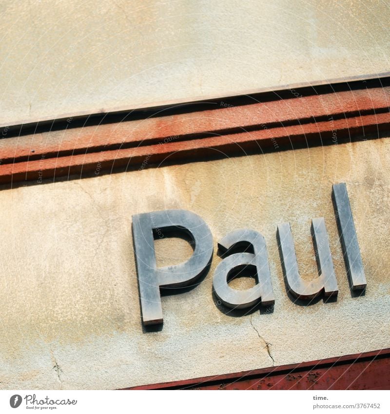 Vornamen | Paul Name wand hauswand metall Oberfläche schrift text bauelement Buchstaben aufgesetzt