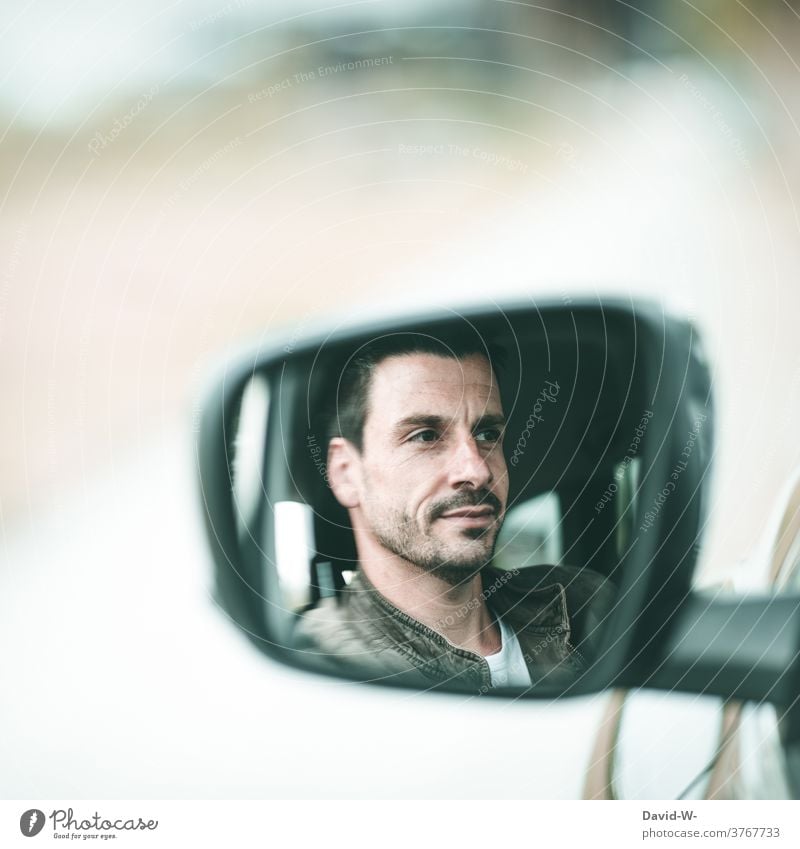 Mann im Seitenspiegel des Autos Autospiegel Gesicht Autofahrer fahren Spiegelbild gelassen ruhig fröhlich Verkehr PKW