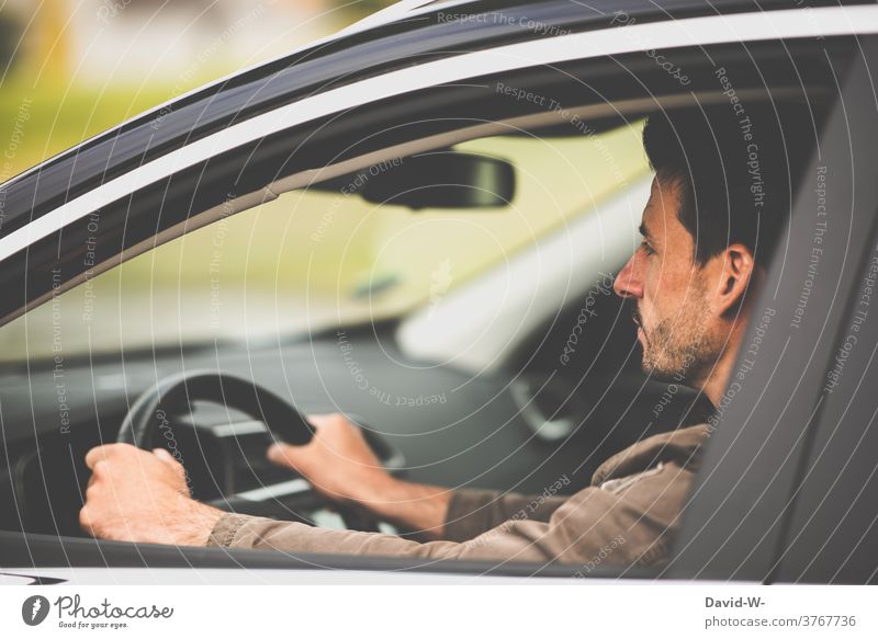 Mann mit dem Auto unterwegs Autofahren Pkw aufmerksam Konzentration ruhe Selbstbeherrschung Gelassenheit Straßenverkehr