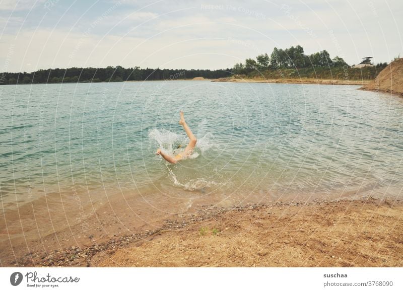 kopfüber in den see Badesee Sommer Urlaub Ferien zu Hause Kind Kindheit baden Wasser Sprung Spritzwasser Beine Strand Schwimmen & Baden See Freude Erholung