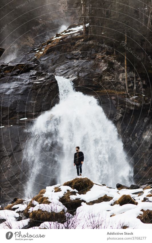 Reisender Mann in der Nähe von Wasserfall in den Bergen Berge u. Gebirge Winter Hochland Wanderer Natur Landschaft strömen männlich Deutschland Österreich