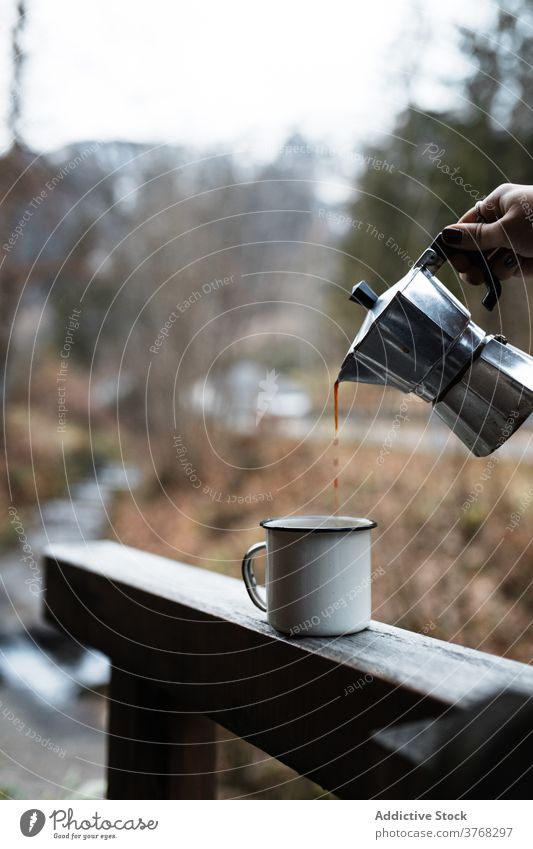 Reisende gießen heißen Kaffee in Becher im Herbst Natur eingießen reisen Emaille Heißgetränk Pause ruhen Zusammensein Landschaft Getränk Tasse