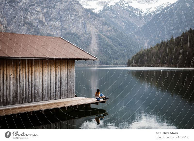 Frau auf Holzsteg in der Nähe von See Berge u. Gebirge Reisender Pier Fernweh sich[Akk] entspannen Einsamkeit Hochland Reflexion & Spiegelung Teich Deutschland
