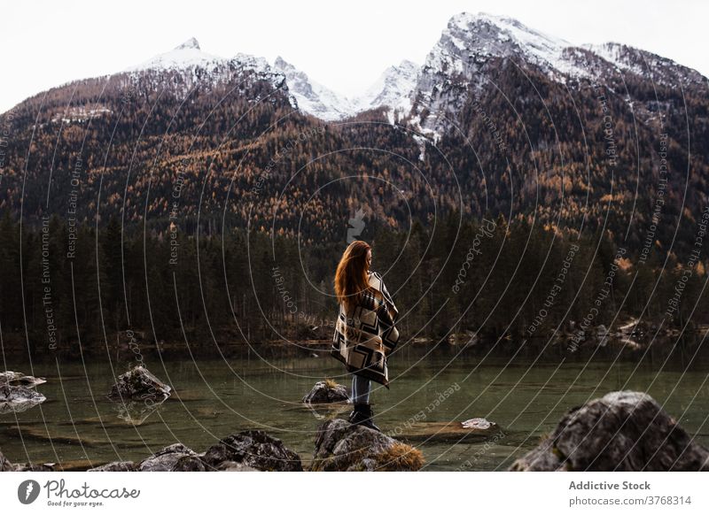 Einsame Frau bewundern Herbst Landschaft von See und Berge Berge u. Gebirge reisen einsam Felsen Stein Gipfel Schnee Reisender Wald Windstille friedlich