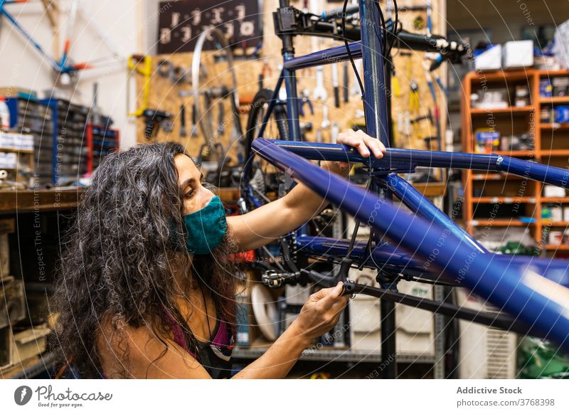 Meister repariert Fahrrad in der Werkstatt - ein lizenzfreies Stock Foto  von Photocase