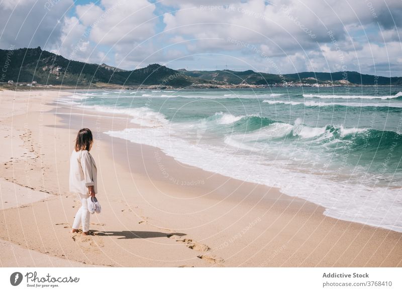 Frau bewundernd wogende Meer am Strand MEER winken Sand frisch stürmisch allein Seeküste Ufer reisen Tourismus Spanien Barfuß genießen sich[Akk] entspannen