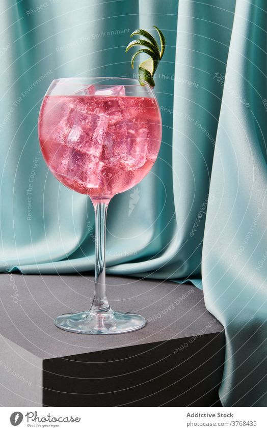 Glas Cosmopolitan Erfrischungscocktail auf dem Tisch weltoffen Cocktail Kalk Alkohol Getränk trinken sich[Akk] schälen Eis Würfel Kristalle Kelch rot Bar cool