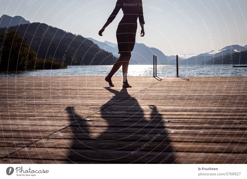 Tanz in der Morgensonne, Frau auf einem Holzsteg, im Gegenlicht Steg See Wasser Tanzen Sommer Sonne Erholung Natur Ferien & Urlaub & Reisen ruhig Menschenleer