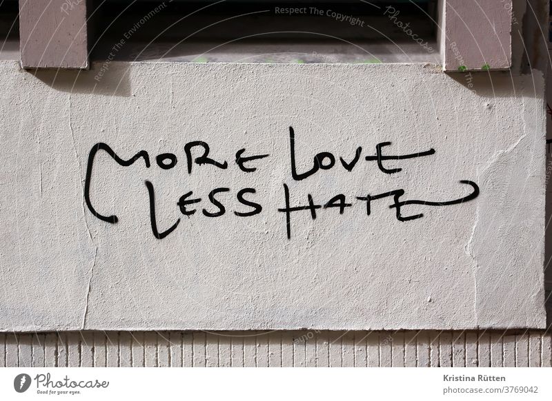 more love less hate an hauswand geschrieben mehr liebe weniger kein hass graffiti streetart street art slogan motto statement aussage spruch lieben